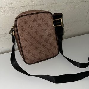 Brand new guess men’s satchel